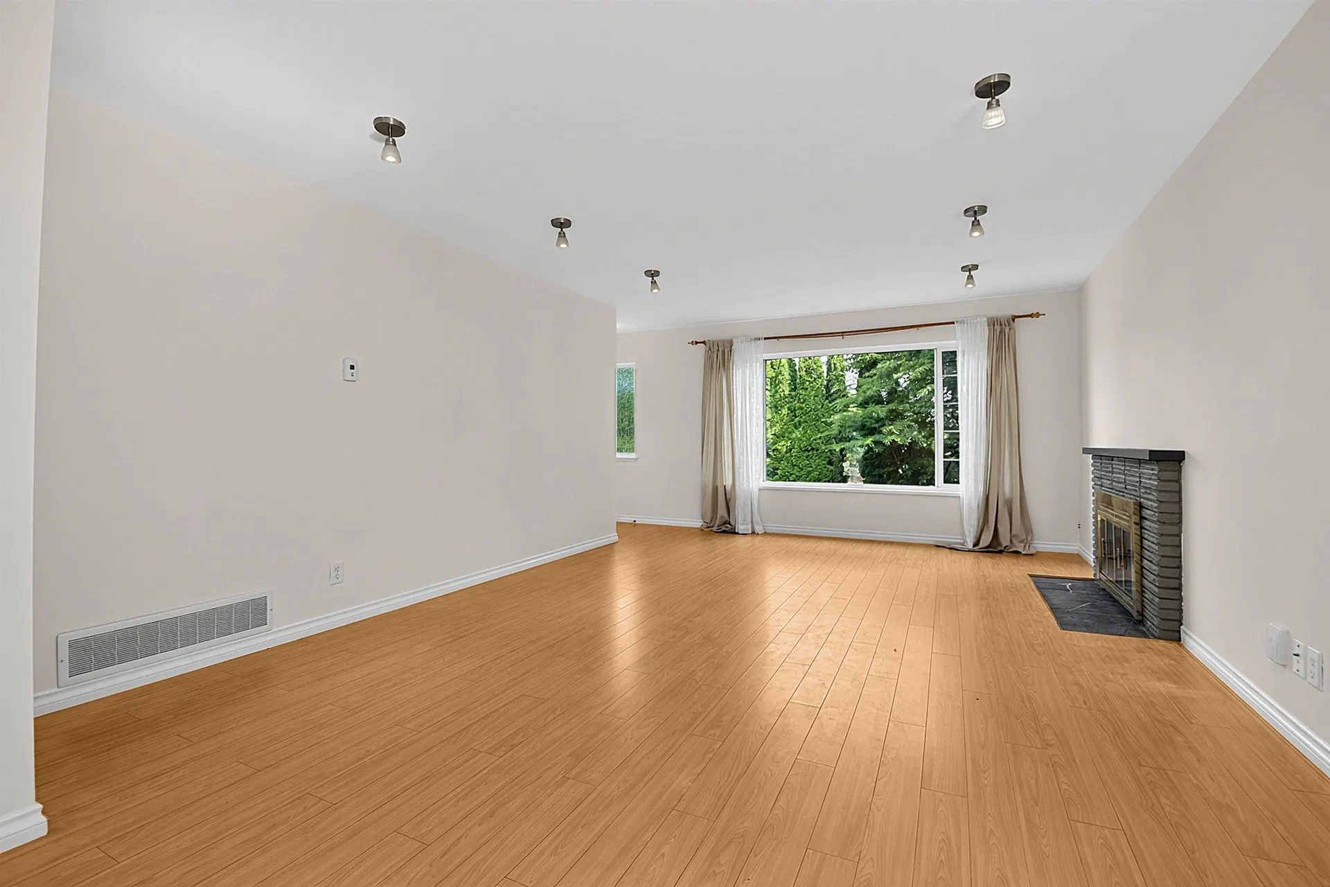Photo 5 of 32 at 2216 E 41st Avenue