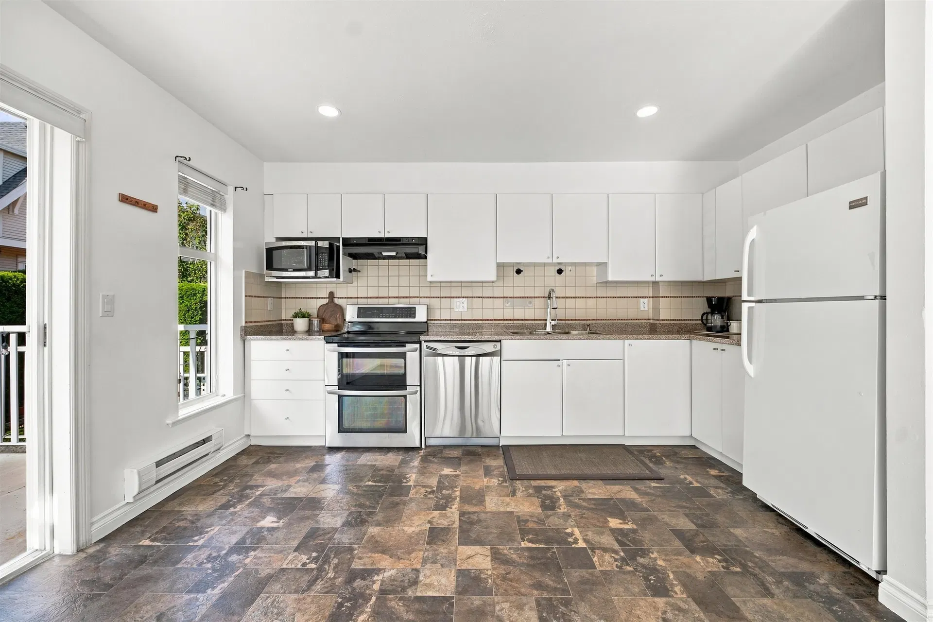 Photo 5 of 33 at #62 – 6450 199 Street