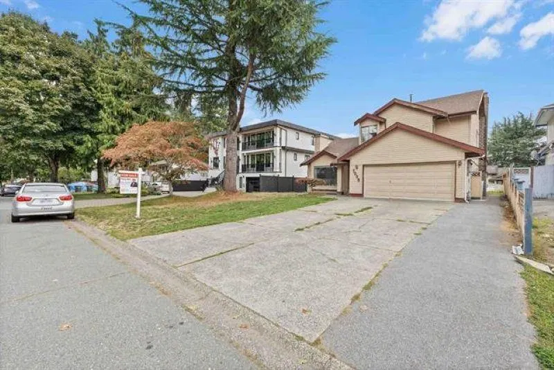 Photo 3 of 36 at 7008 129a Street