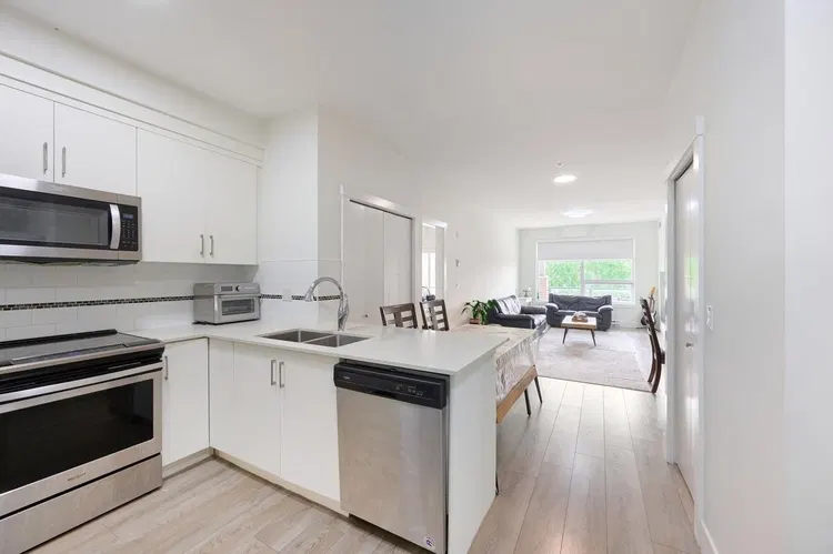 Photo 3 of 27 at #305 – 22577 Royal Crescent