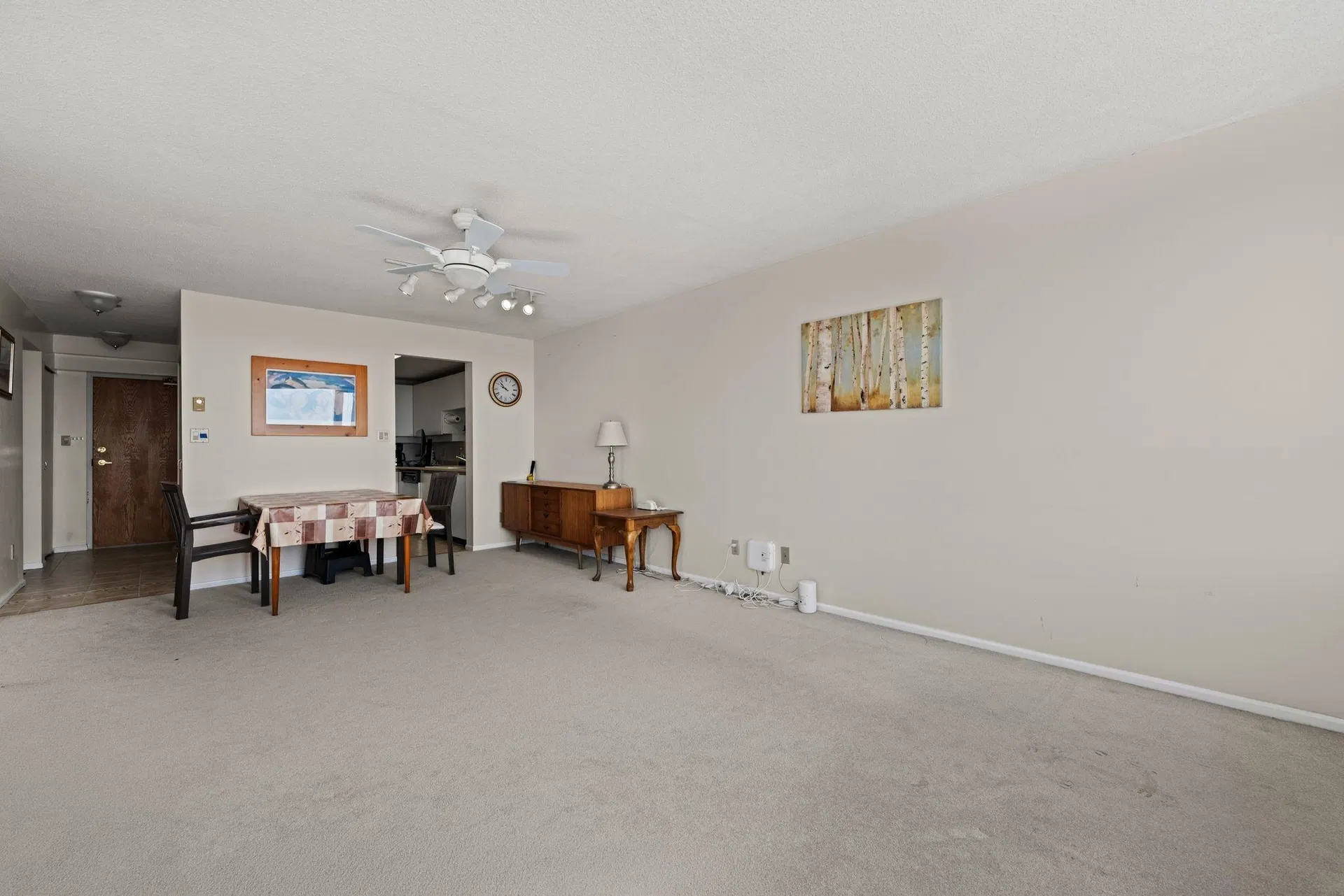 Photo 3 of 23 at #1502 – 2203 Bellevue Avenue