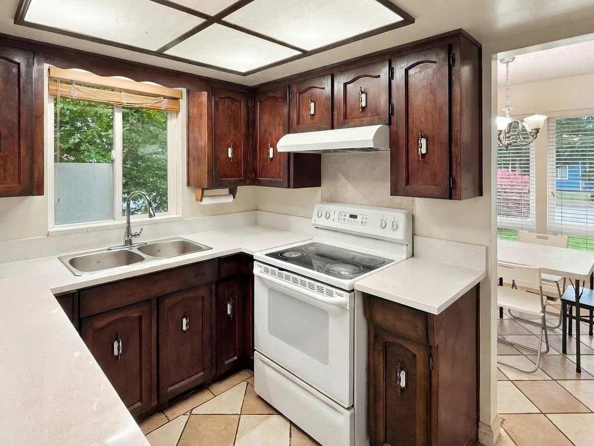 Photo 4 of 21 at 10760 Seamount Road