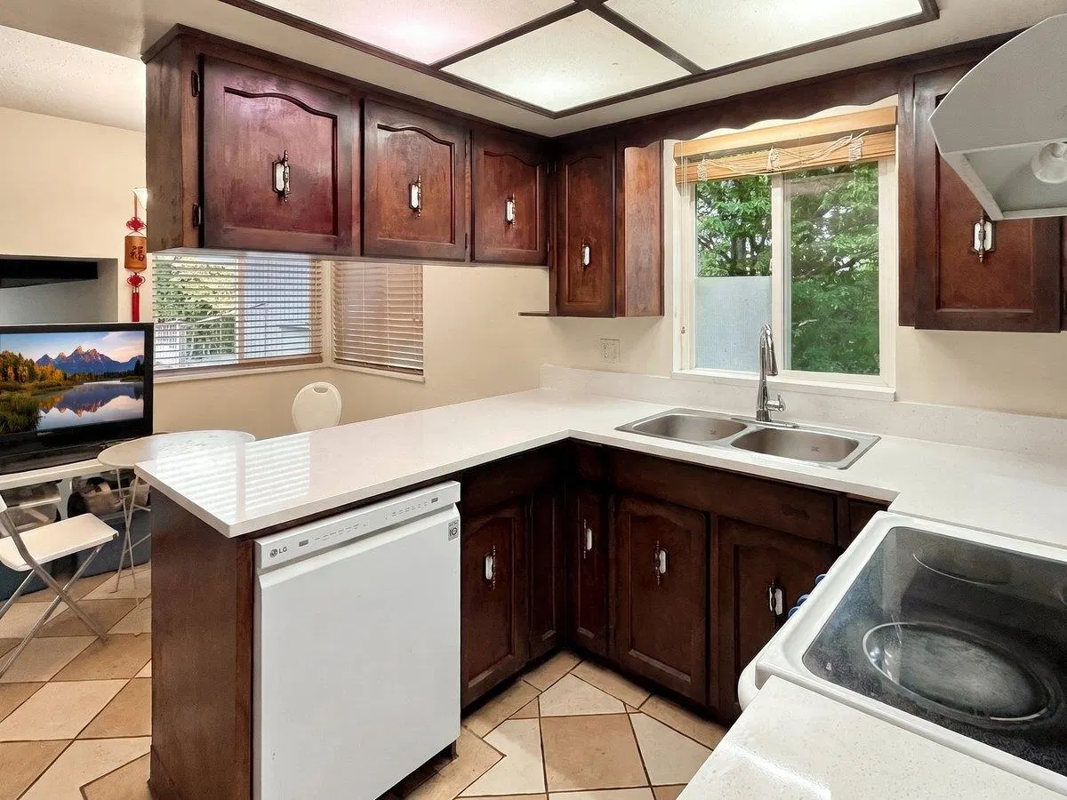 Photo 5 of 21 at 10760 Seamount Road
