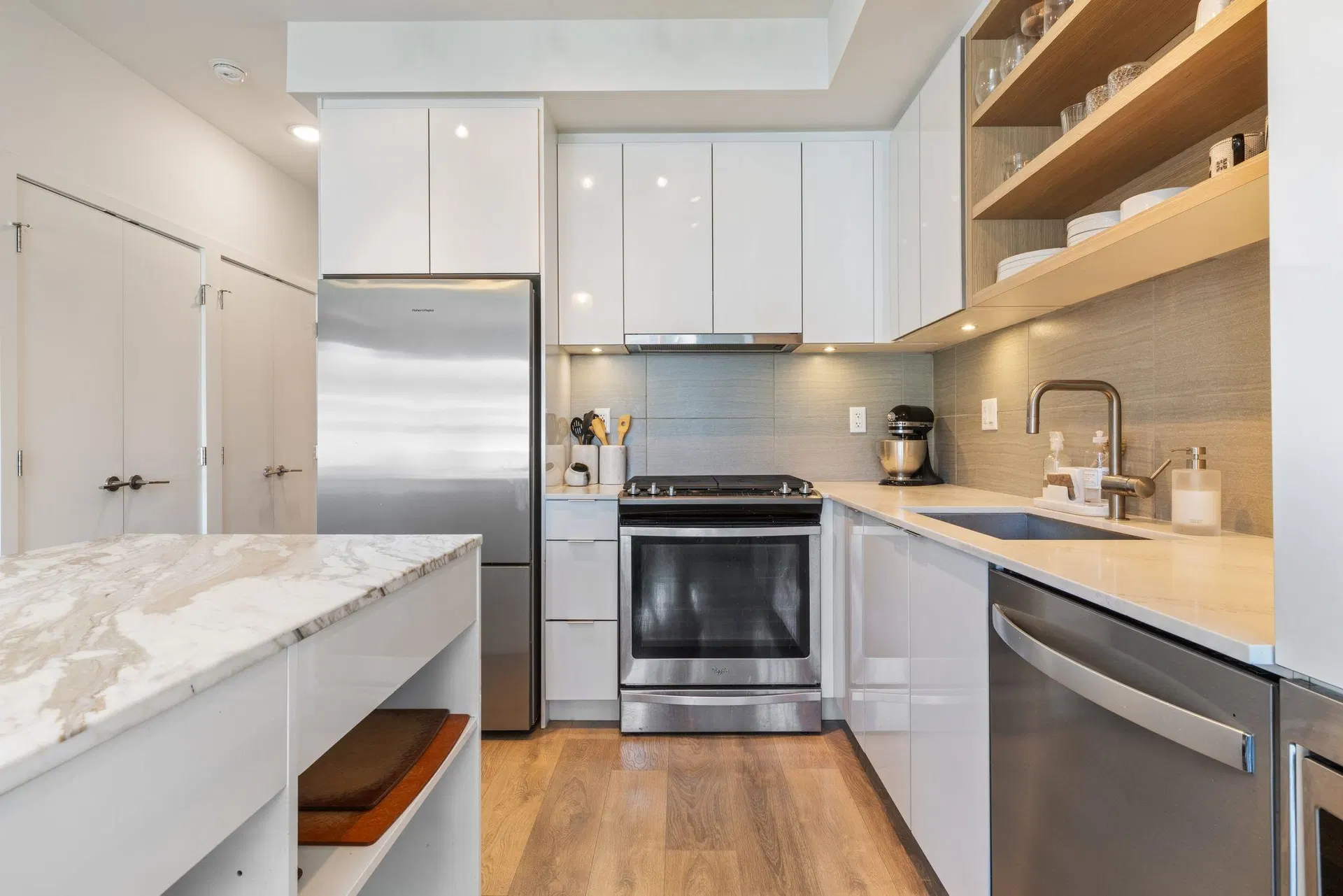Photo 3 of 22 at #403 – 725 Marine Drive
