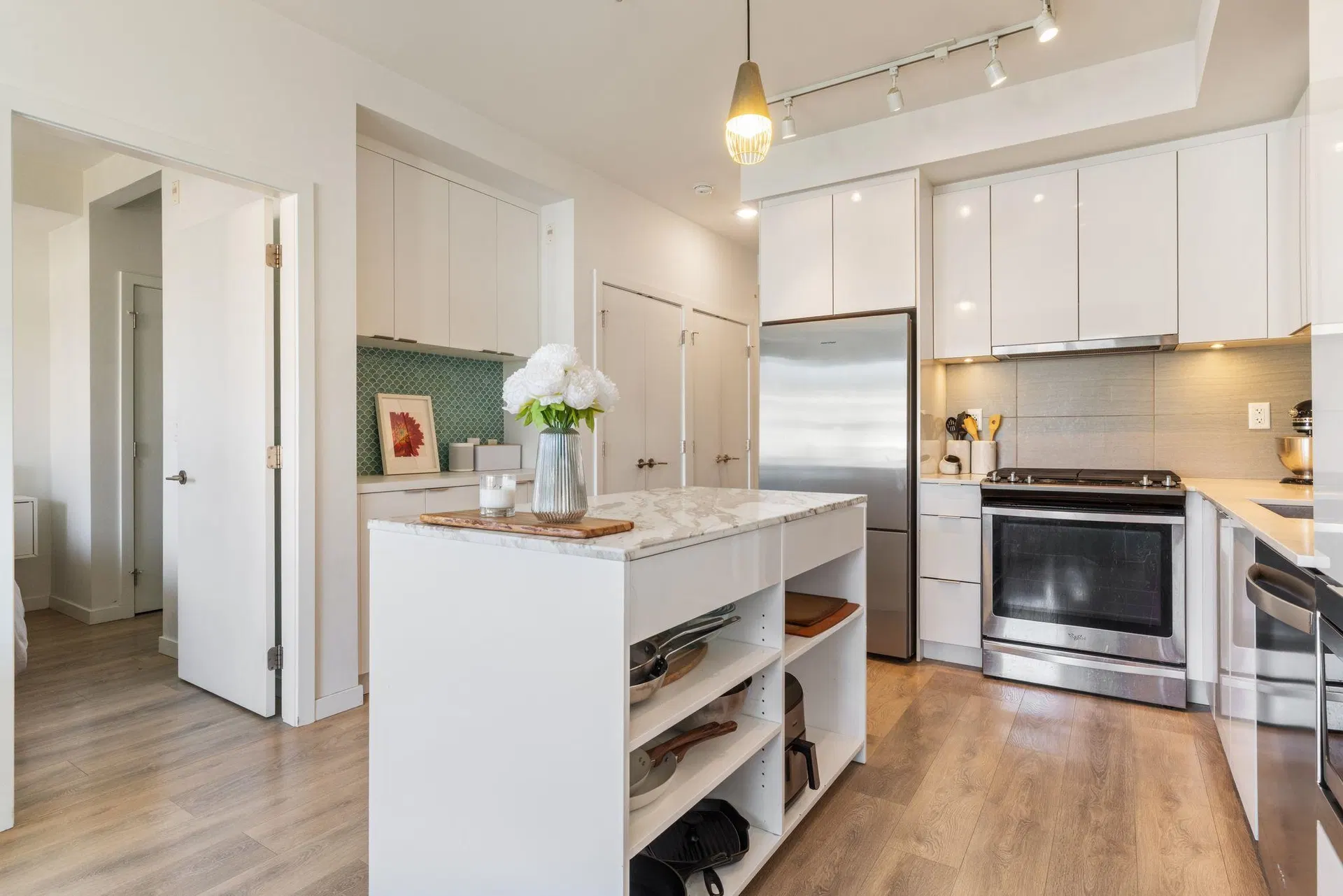 Photo 4 of 22 at #403 – 725 Marine Drive