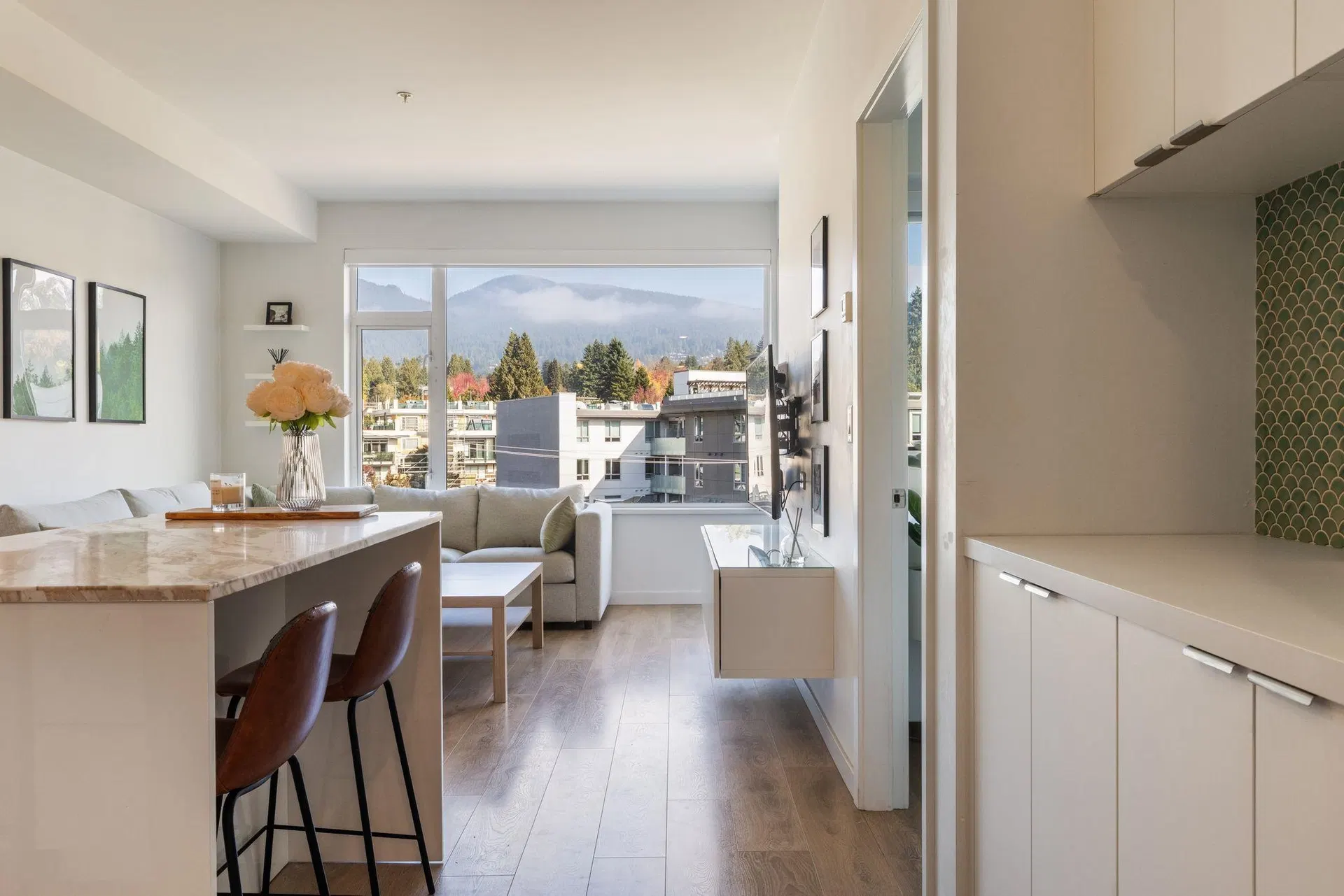 Photo 5 of 22 at #403 – 725 Marine Drive