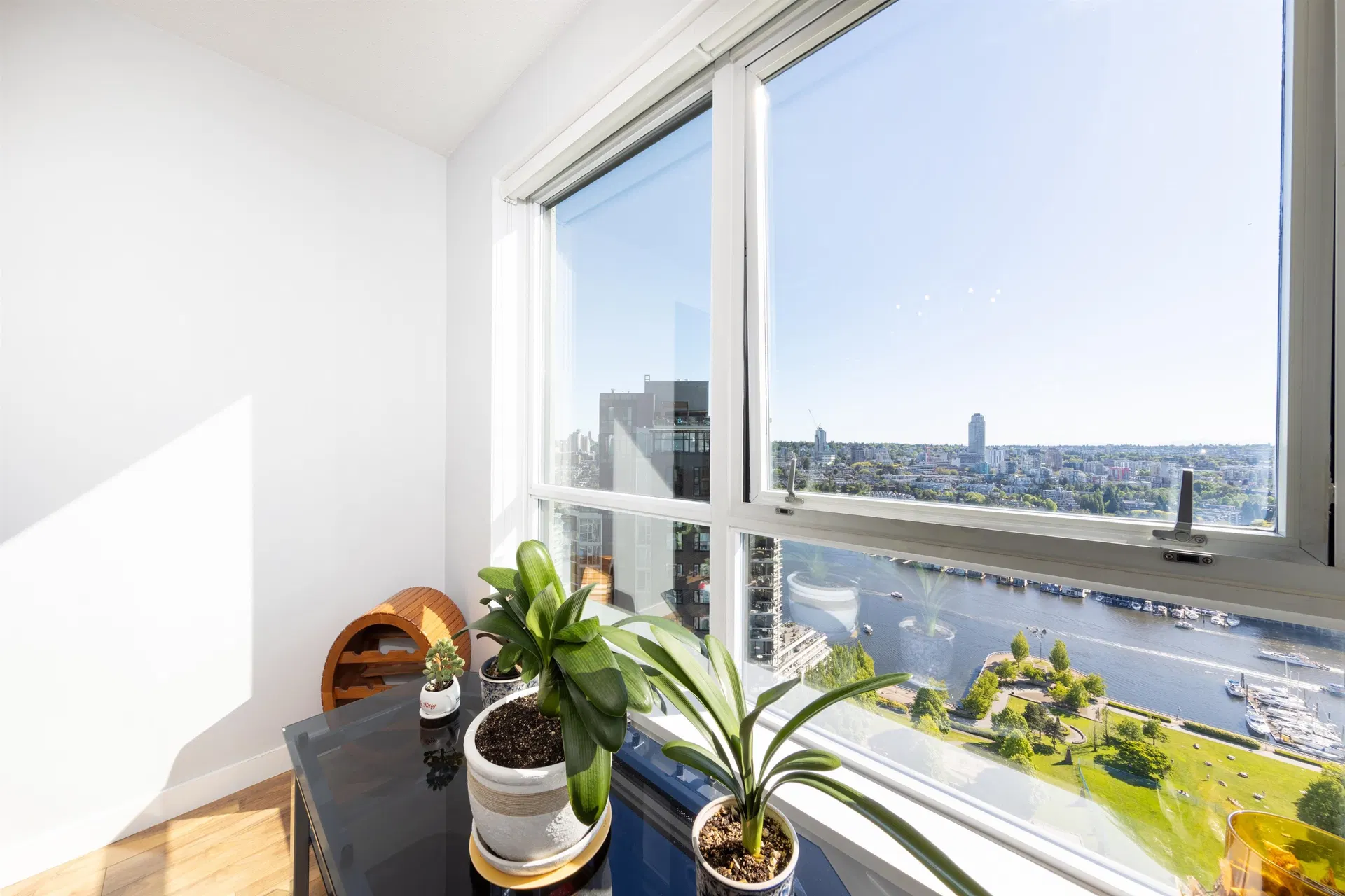 Photo 5 of 40 at #3601 – 1438 Richards Street