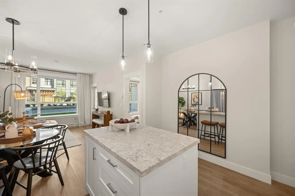 Photo 3 of 14 at #307 – 11063 Ravine Road