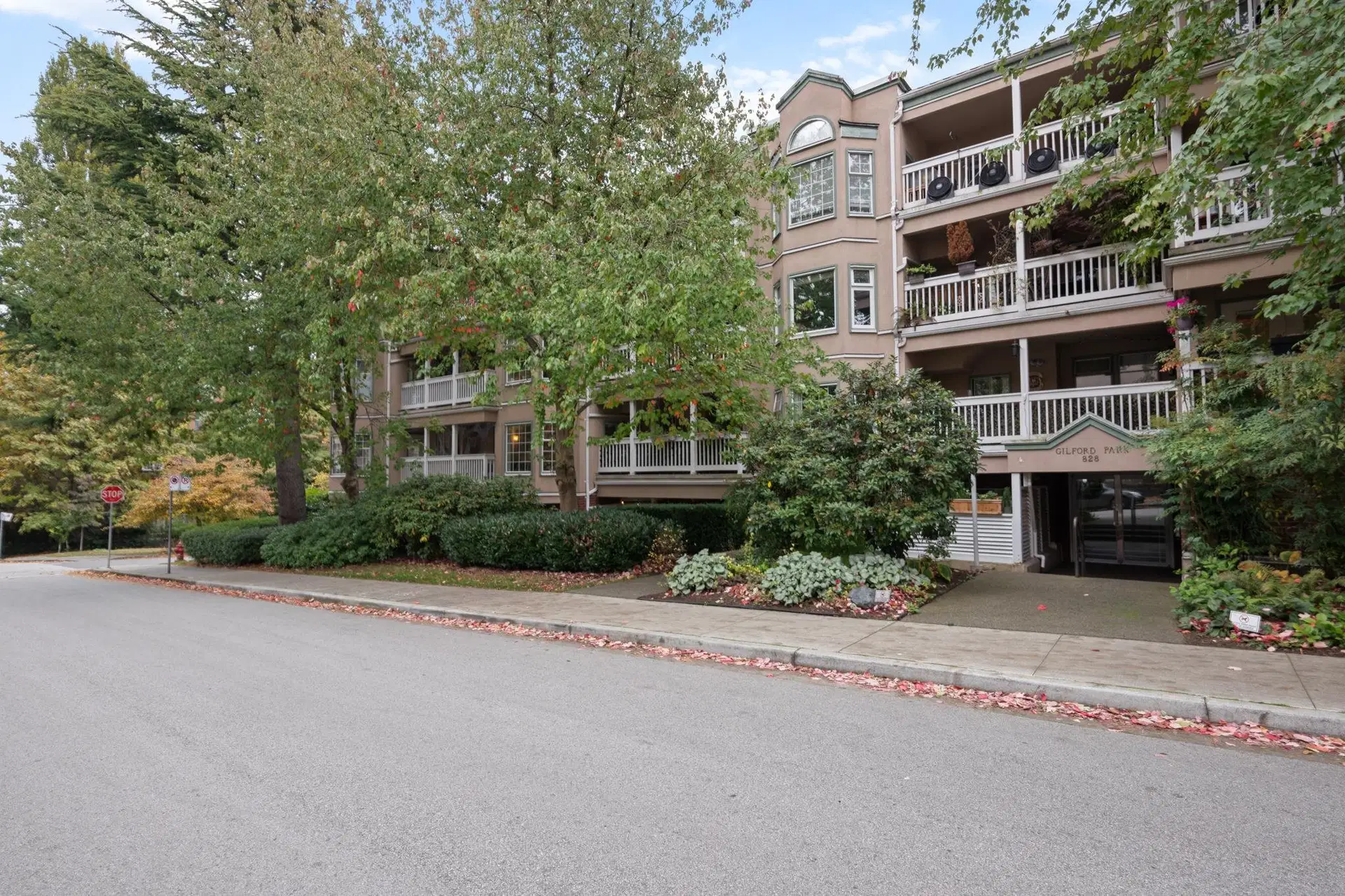 #102 – 828 Gilford Street