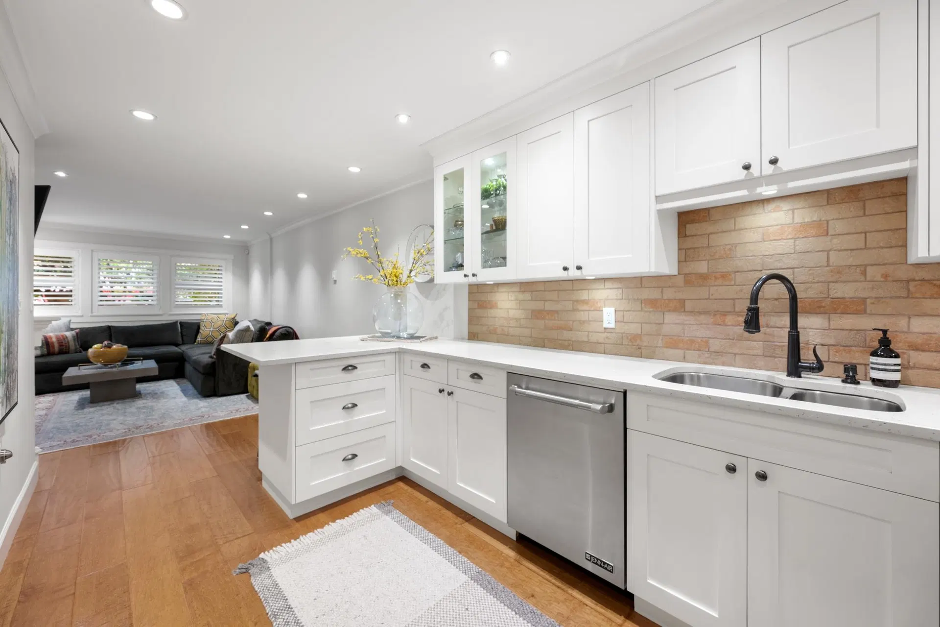 Photo 5 of 40 at #102 – 828 Gilford Street
