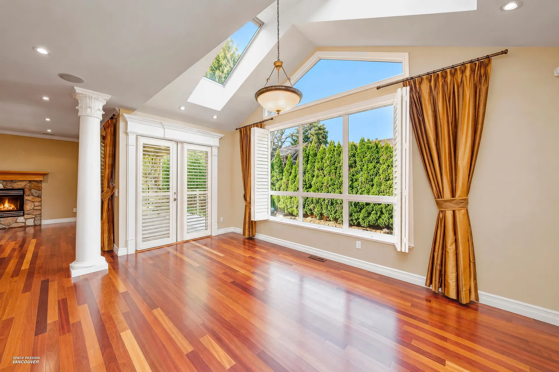 Photo 5 of 40 at 15527 37a Avenue