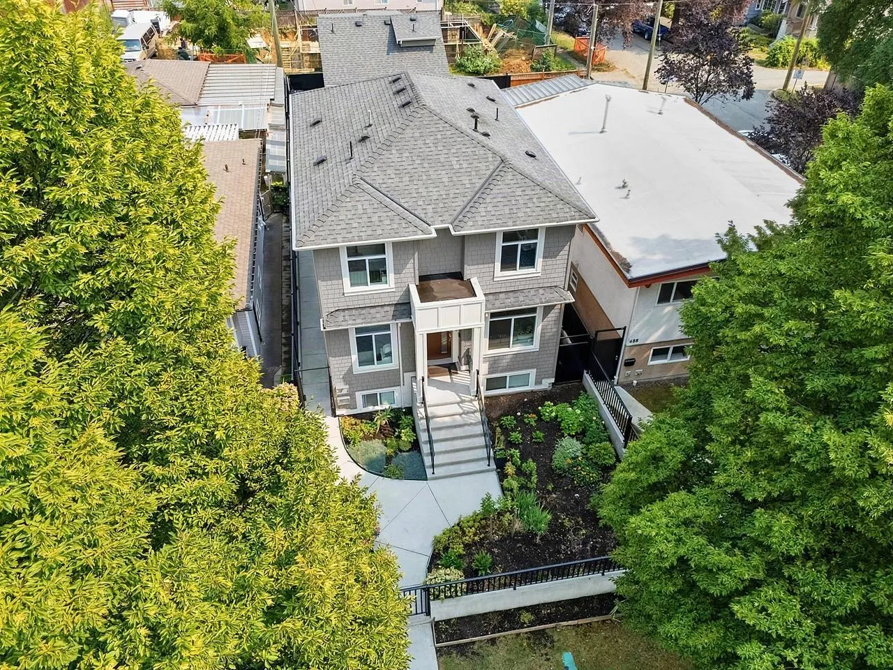 Photo 2 of 40 at 636 Cassiar Street