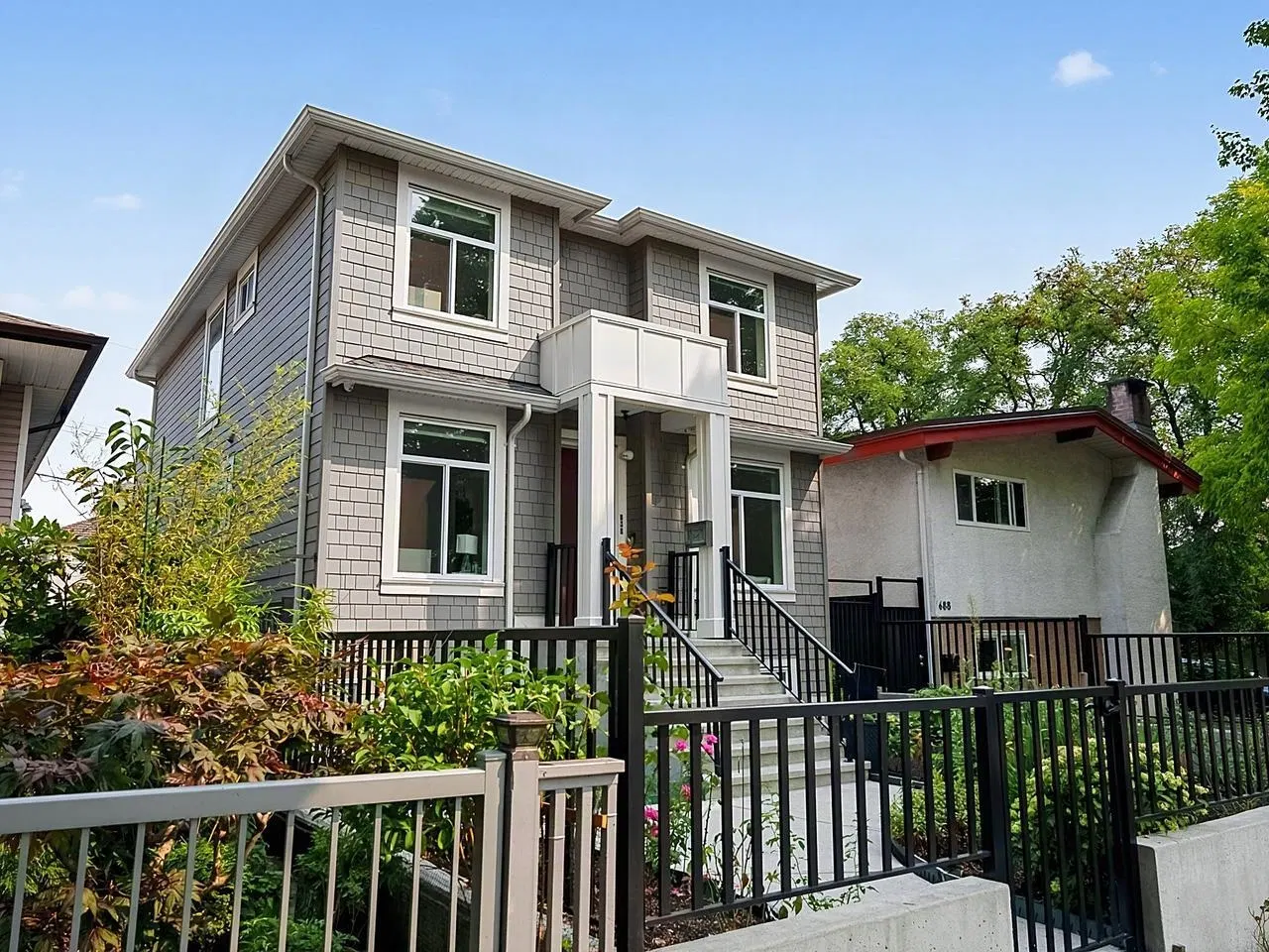 Photo 3 of 40 at 636 Cassiar Street