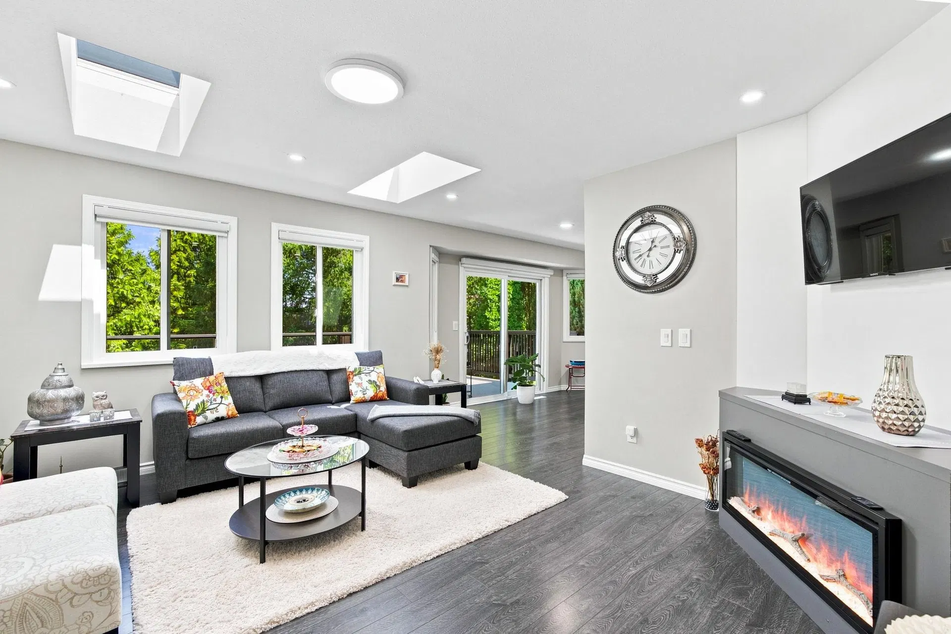 Photo 4 of 29 at 15311 28 Avenue