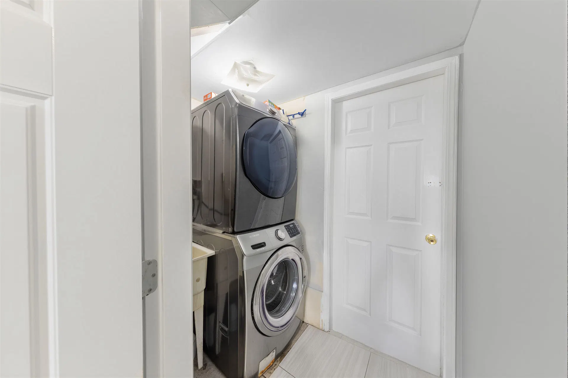 Photo 5 of 26 at 13111 73a Avenue