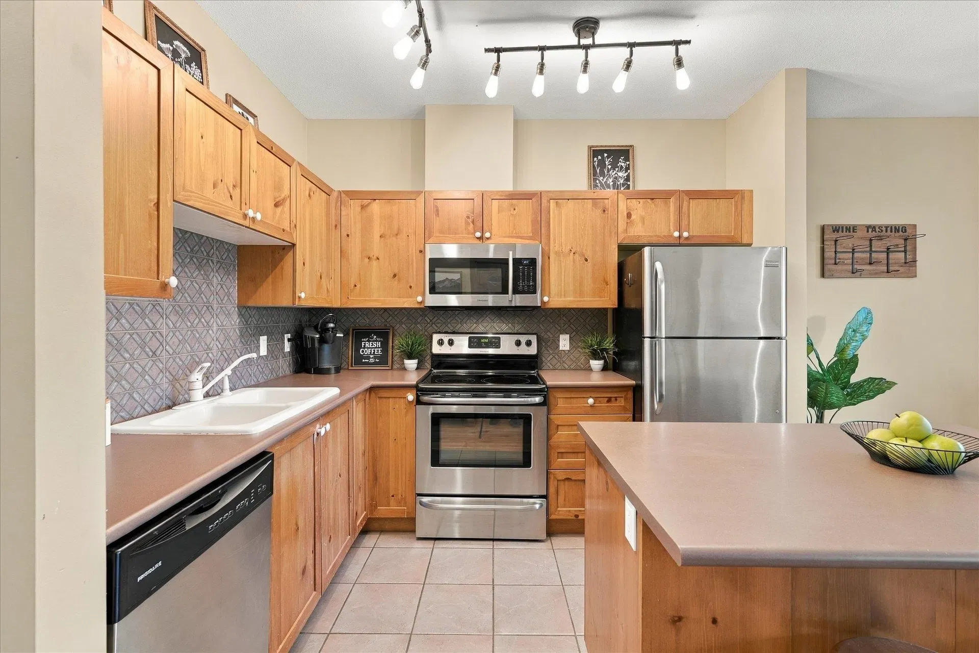 Photo 4 of 28 at #103 – 3300 Ptarmigan Place