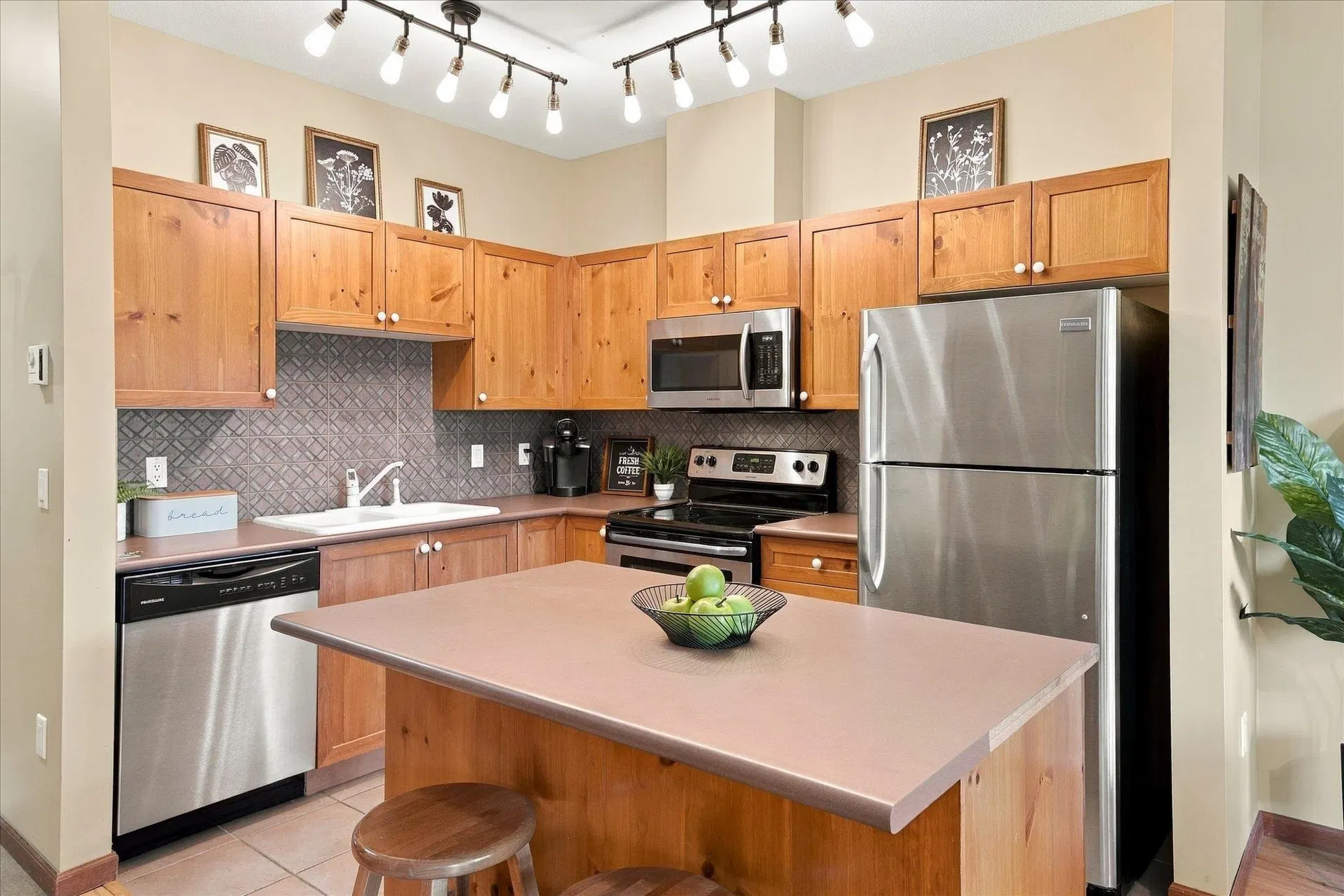 Photo 5 of 28 at #103 – 3300 Ptarmigan Place