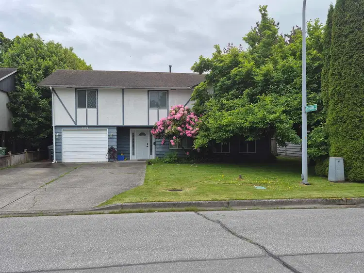 8280 Rosebank Crescent