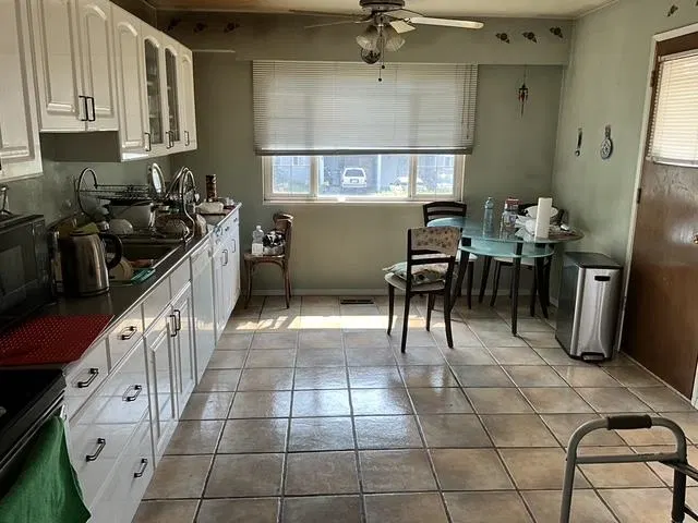 Photo 2 of 12 at 8280 Rosebank Crescent