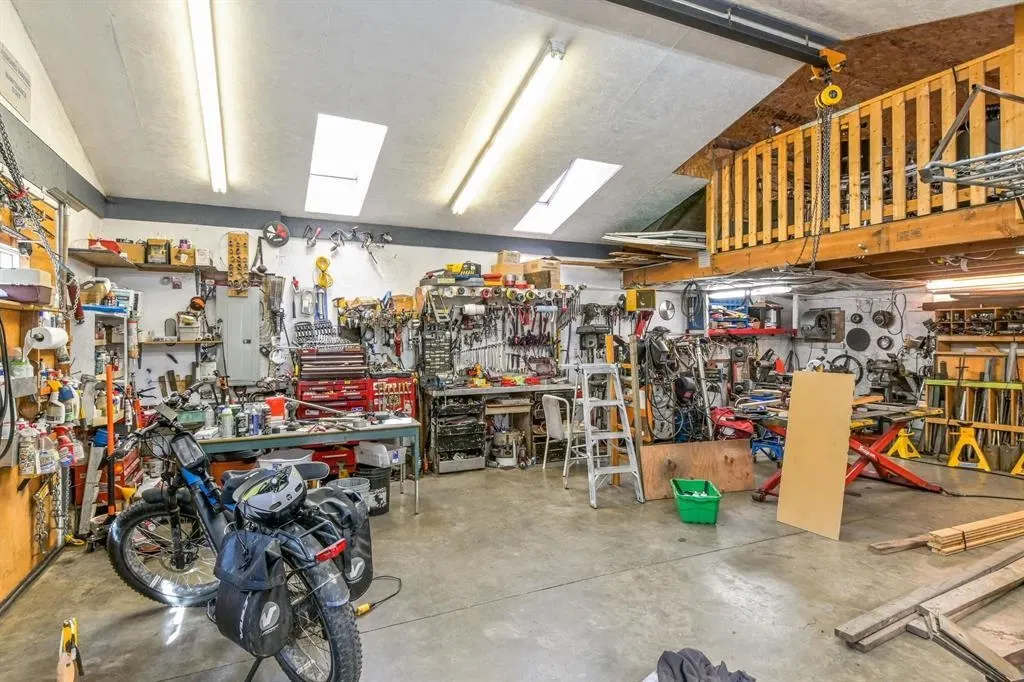 Photo 5 of 34 at 20663 39 Avenue