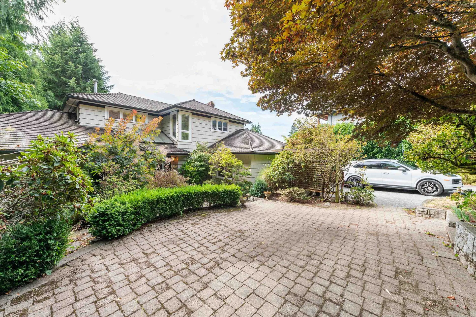 Photo 2 of 40 at 1340 Palmerston Avenue