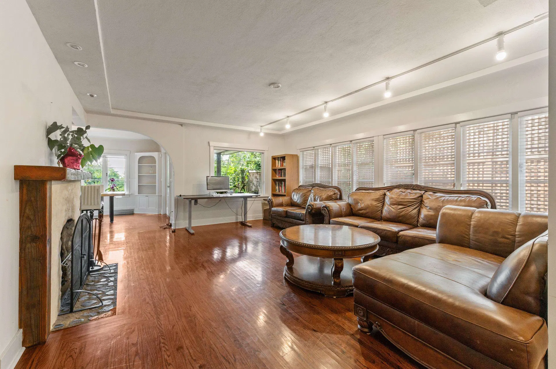 Photo 3 of 40 at 1340 Palmerston Avenue