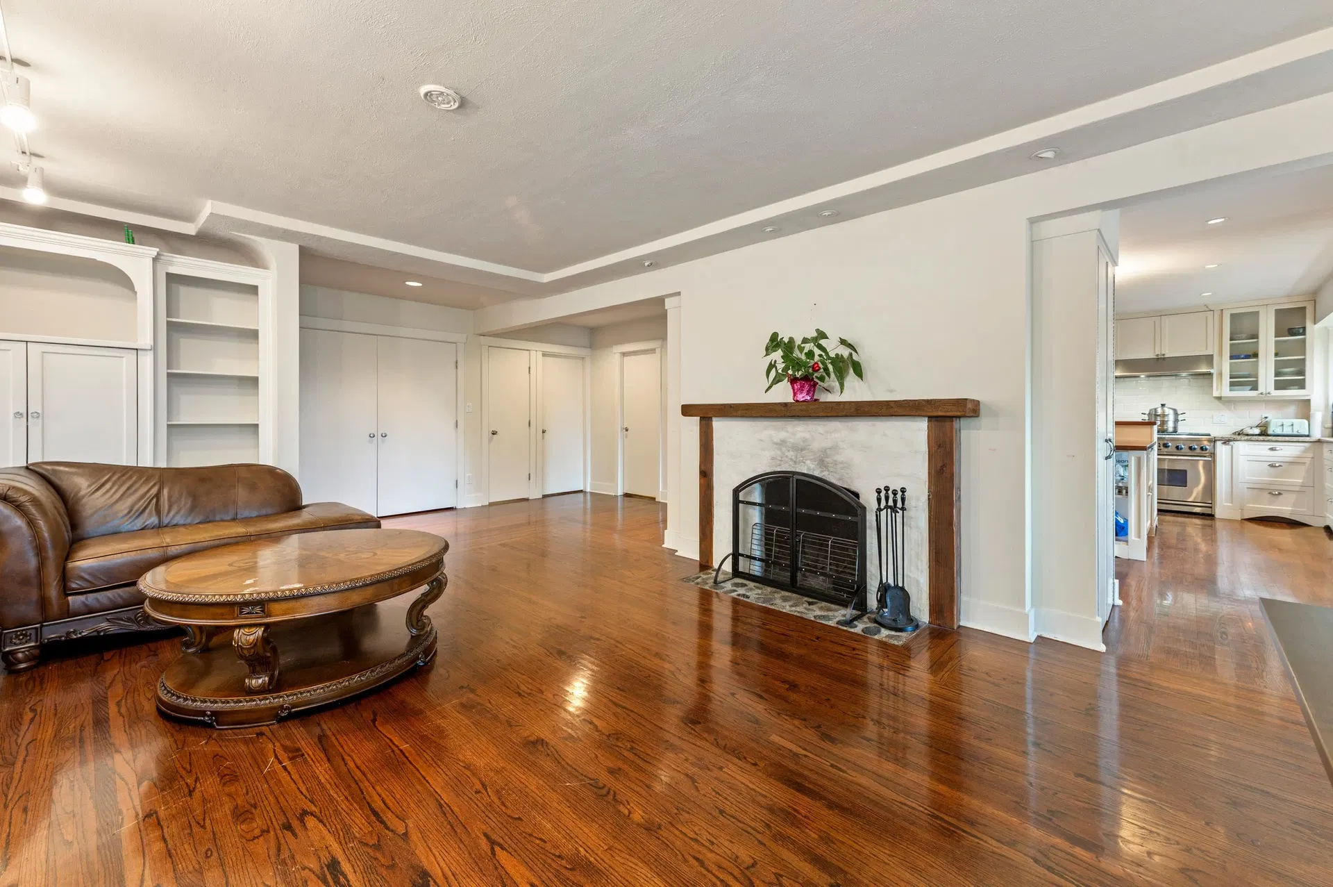 Photo 4 of 40 at 1340 Palmerston Avenue