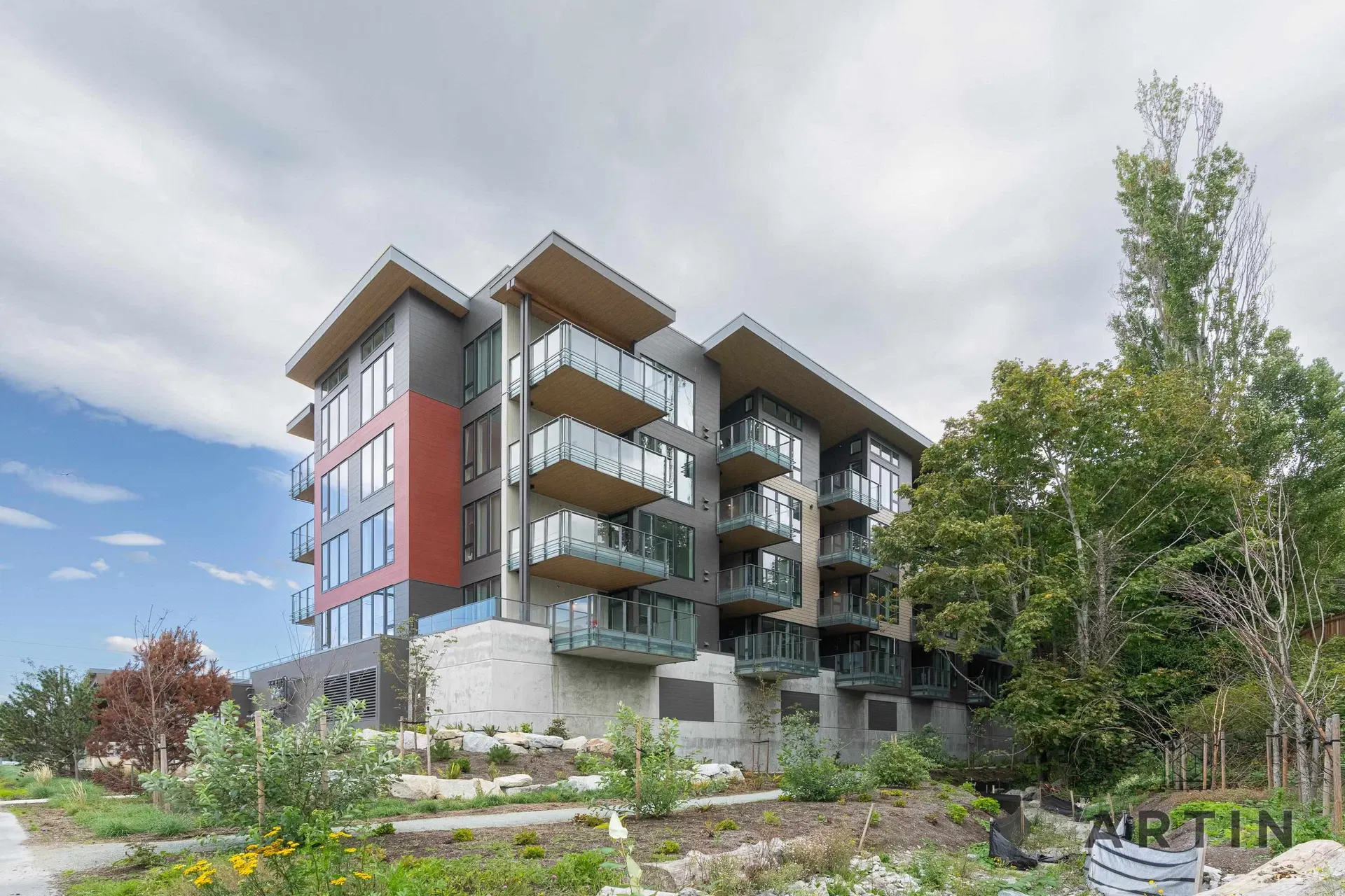 Photo 3 of 40 at #402 – 1500 Scott Crescent