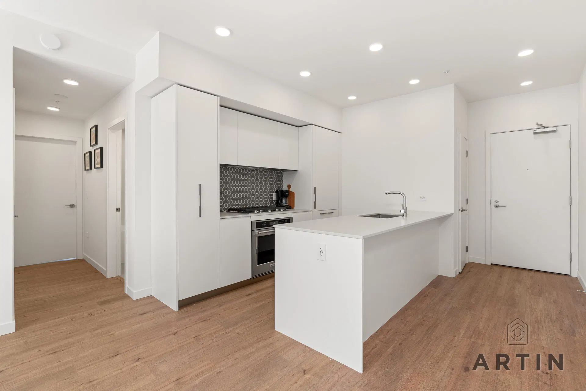 Photo 5 of 40 at #402 – 1500 Scott Crescent