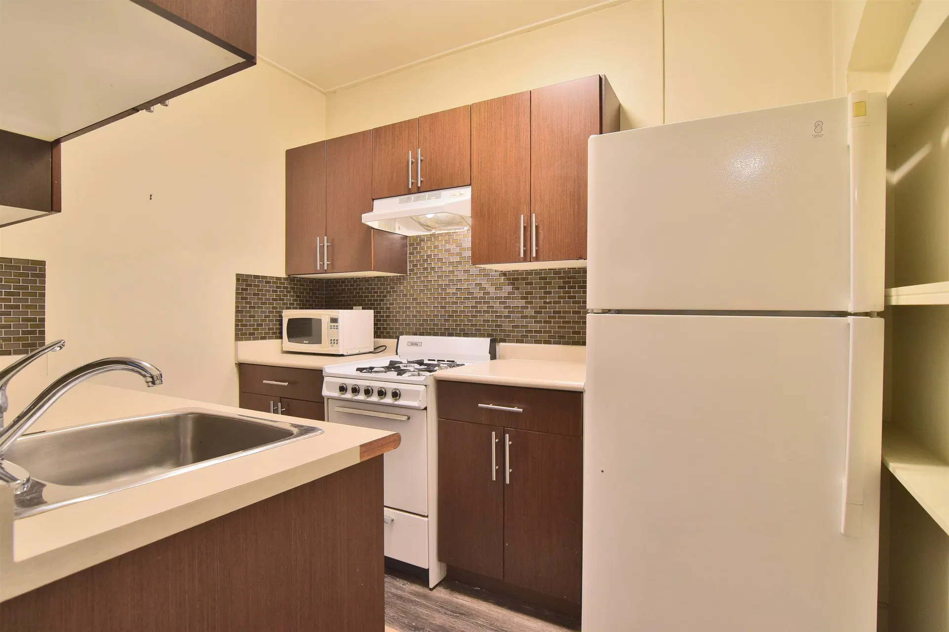 Photo 4 of 20 at #5 – 935 Jervis Street