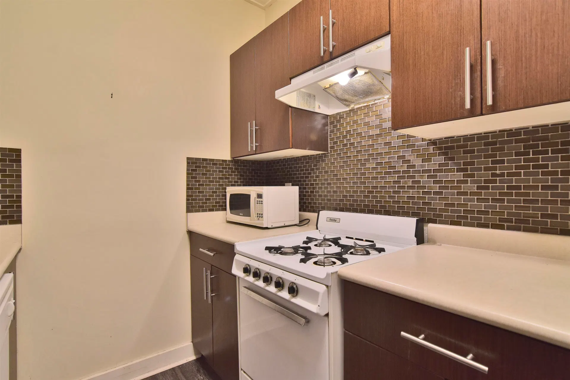 Photo 5 of 20 at #5 – 935 Jervis Street