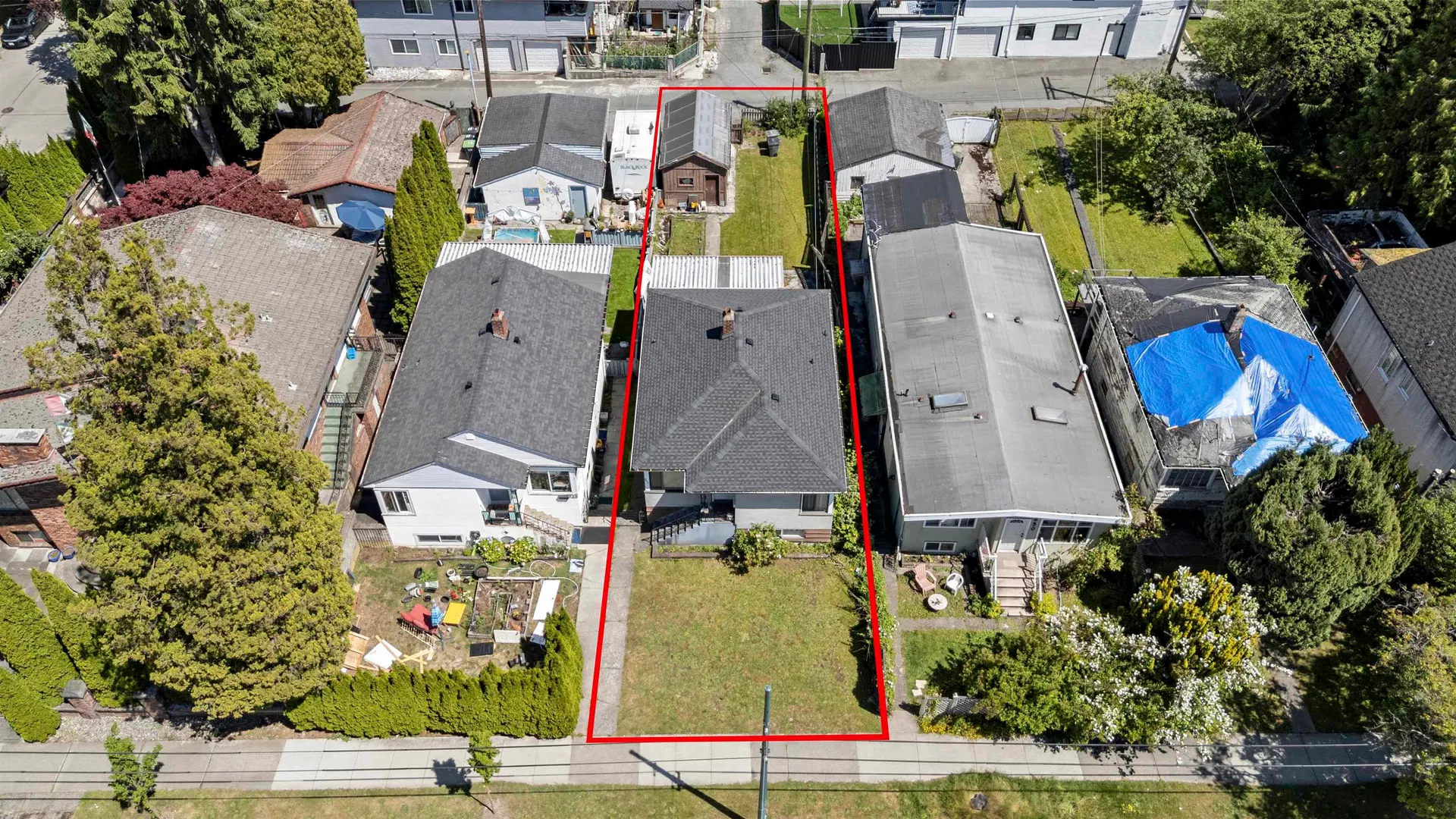 Photo 2 of 33 at 942 Nanaimo Street