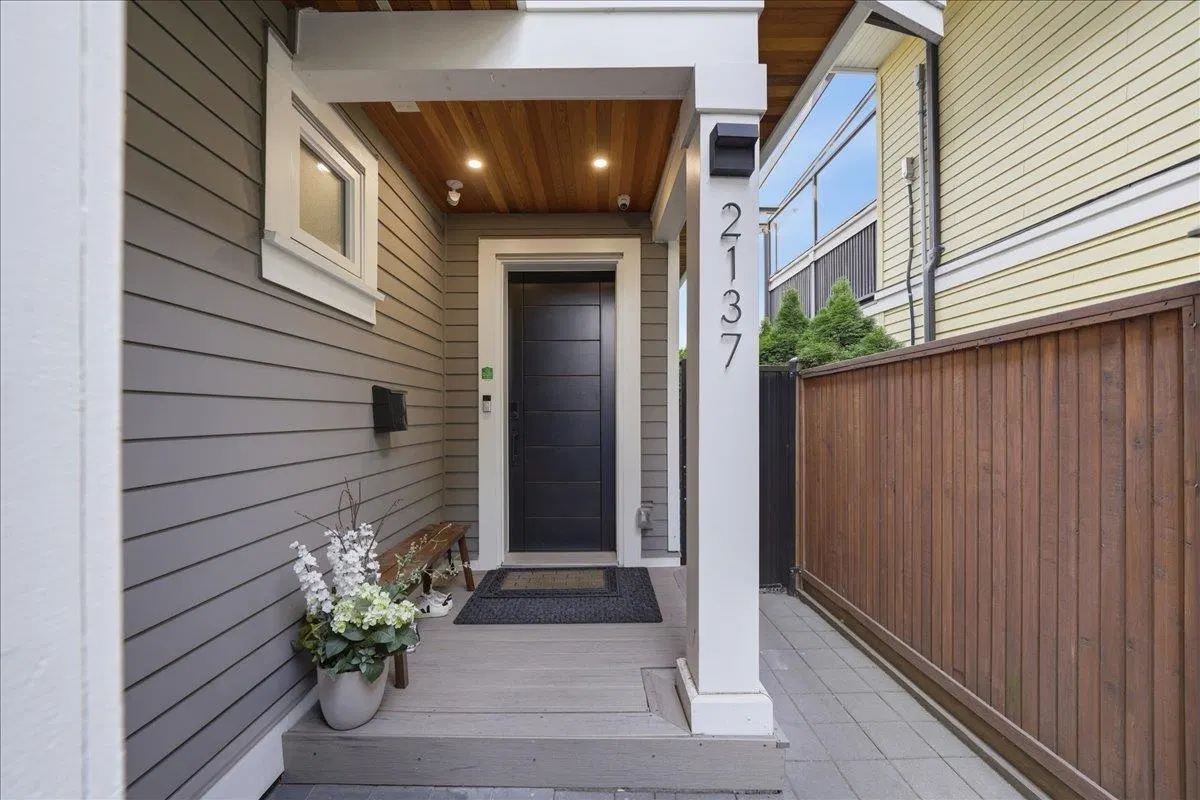Photo 5 of 34 at 2137 E 2nd Avenue