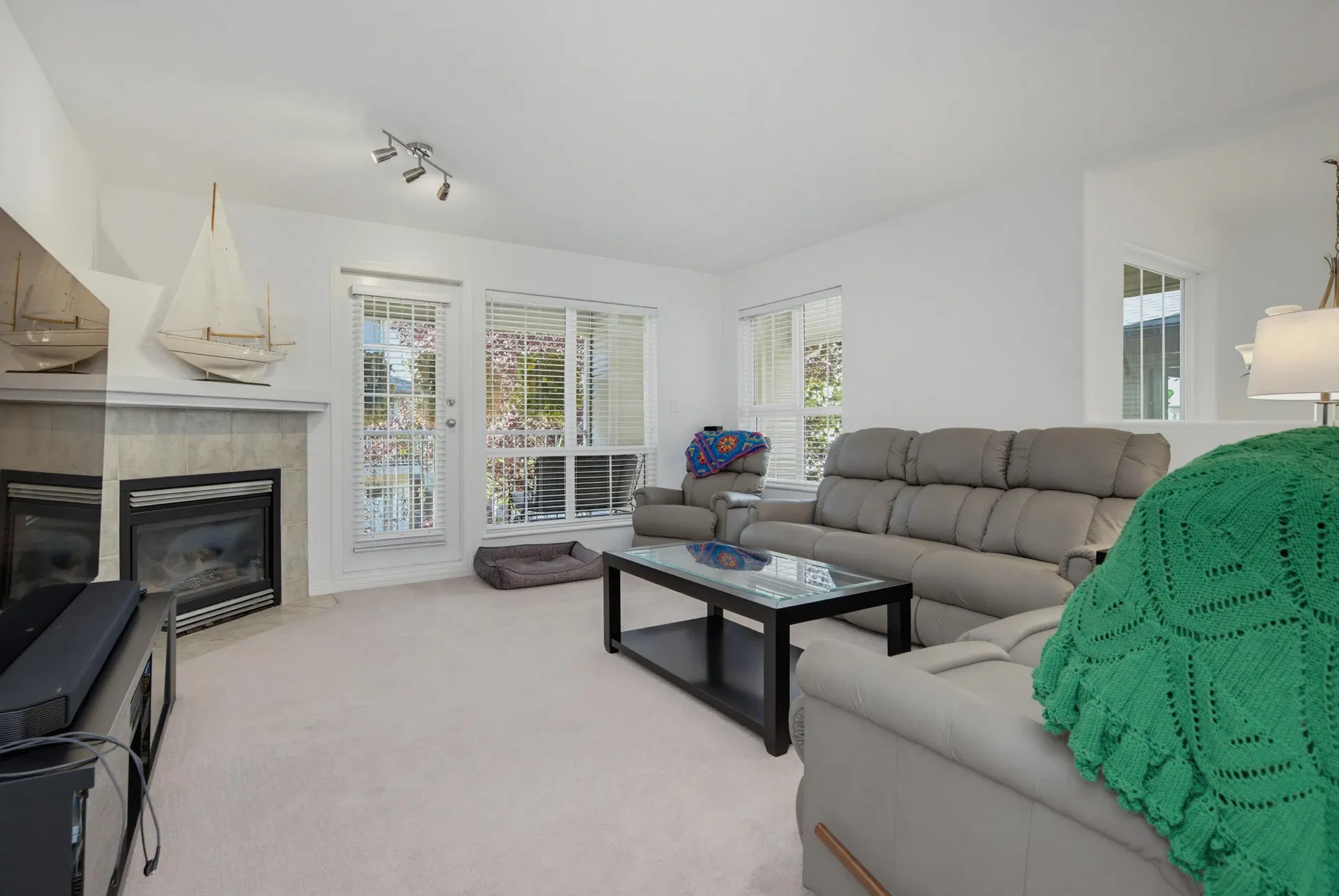 Photo 5 of 37 at 18636 65 Avenue