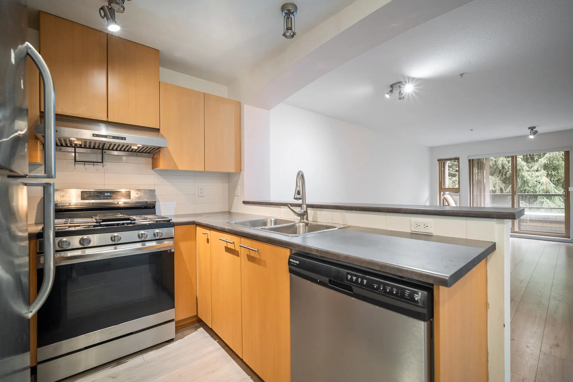 Photo 5 of 27 at #408 – 9319 University Crescent