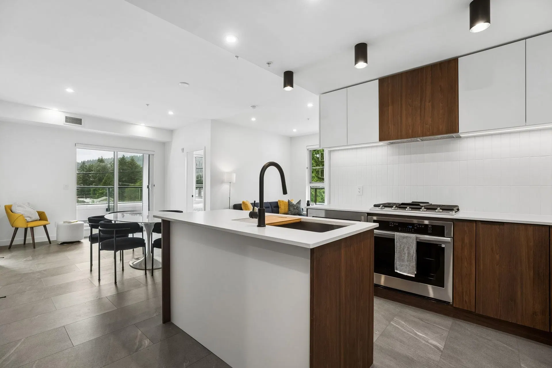 Photo 2 of 40 at #206 – 623 Kemsley Avenue