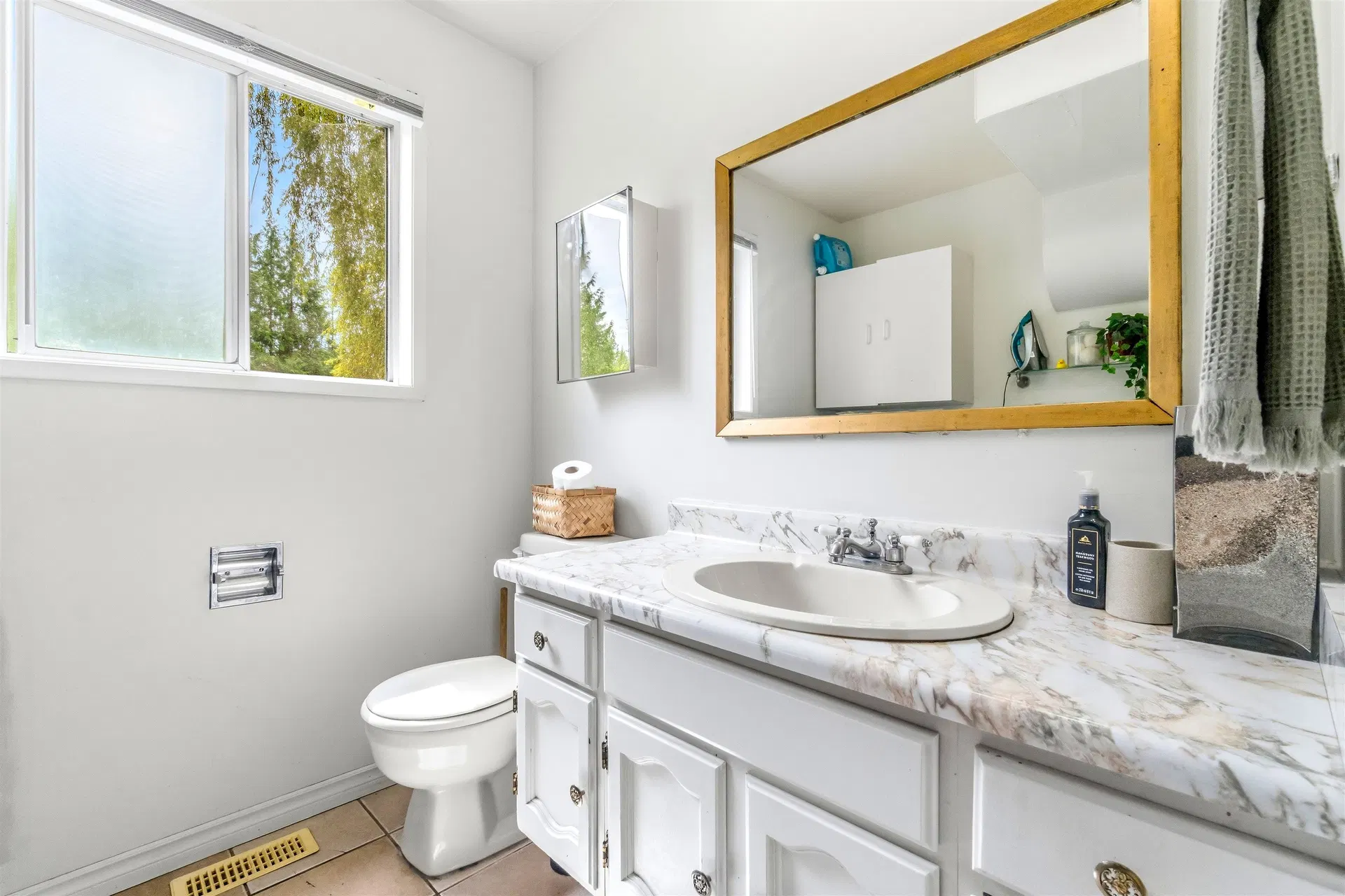 Photo 3 of 40 at 23338 56 Avenue