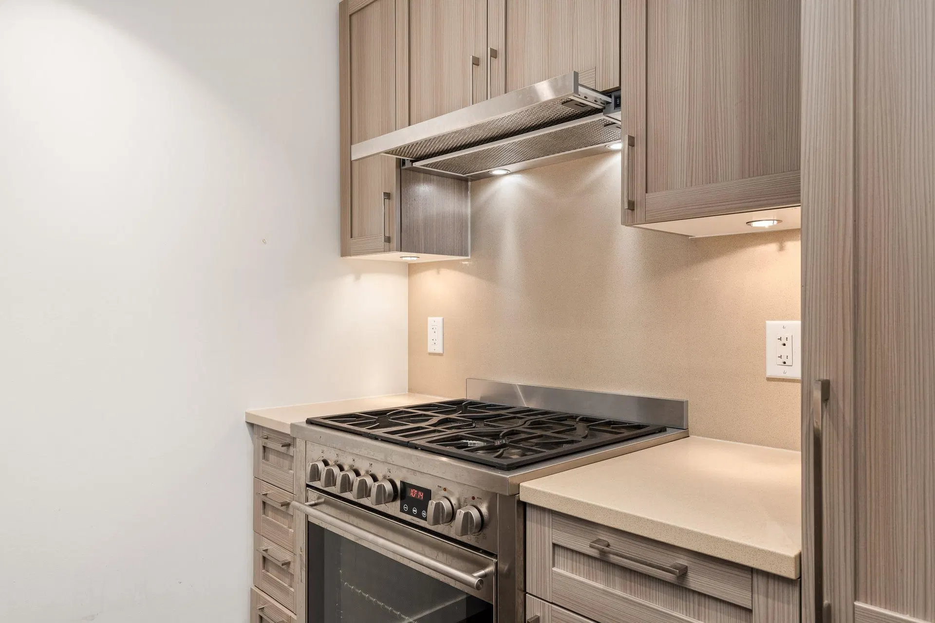Photo 4 of 18 at #621 – 5598 Ormidale Street