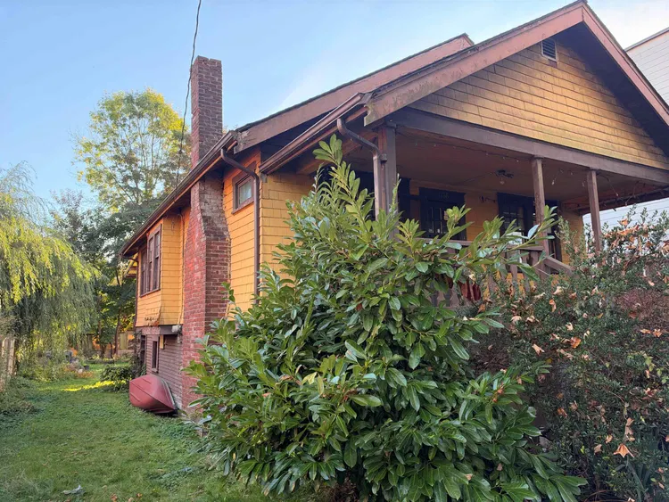 Photo 2 of 6 at 1736 Graveley Street