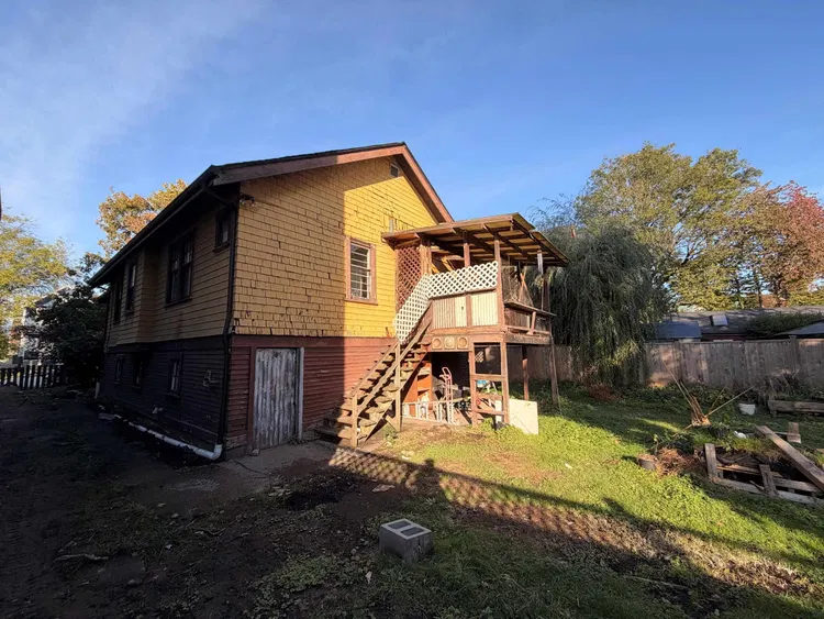 Photo 4 of 6 at 1736 Graveley Street