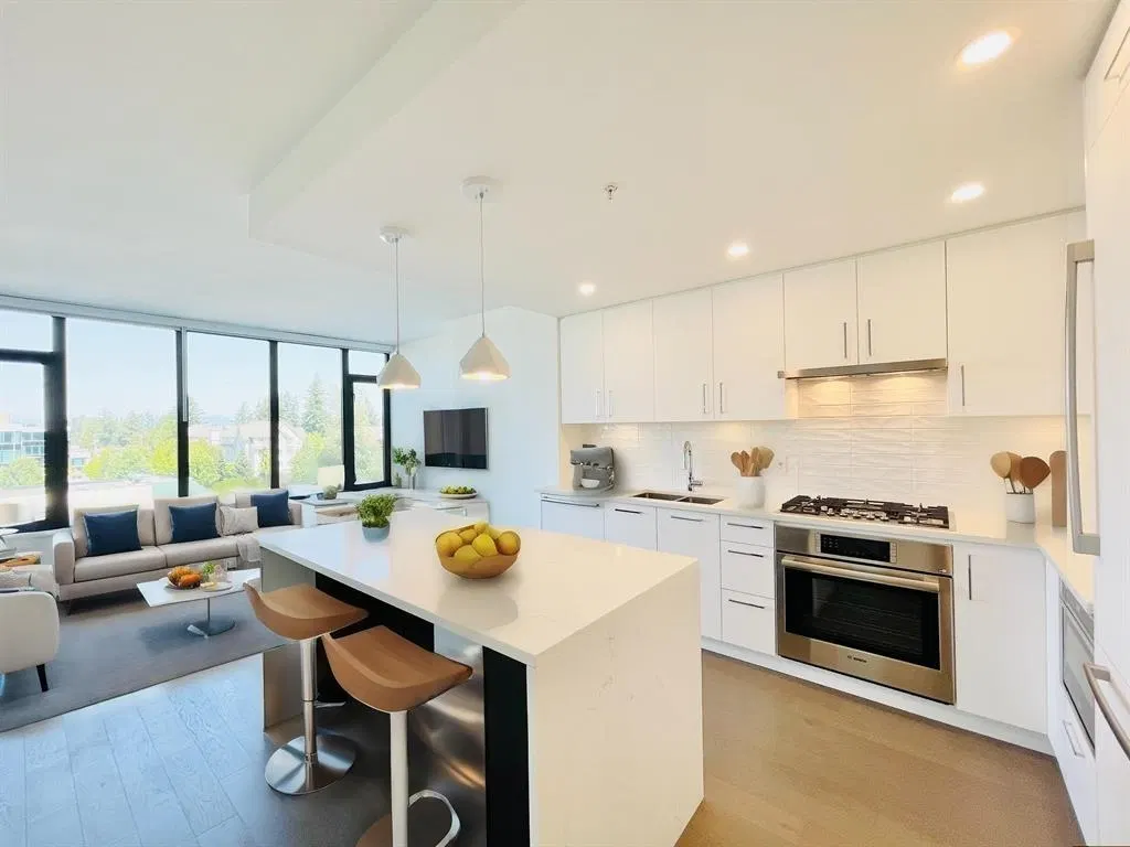 #303 – 1588 Johnston Road