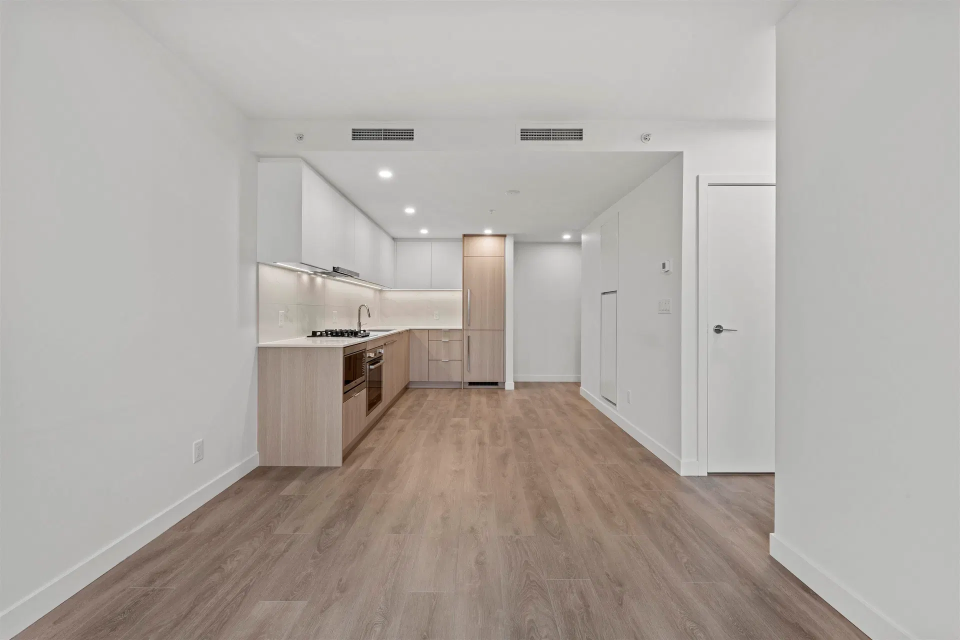 Photo 3 of 23 at #910 – 308 Alderson Avenue