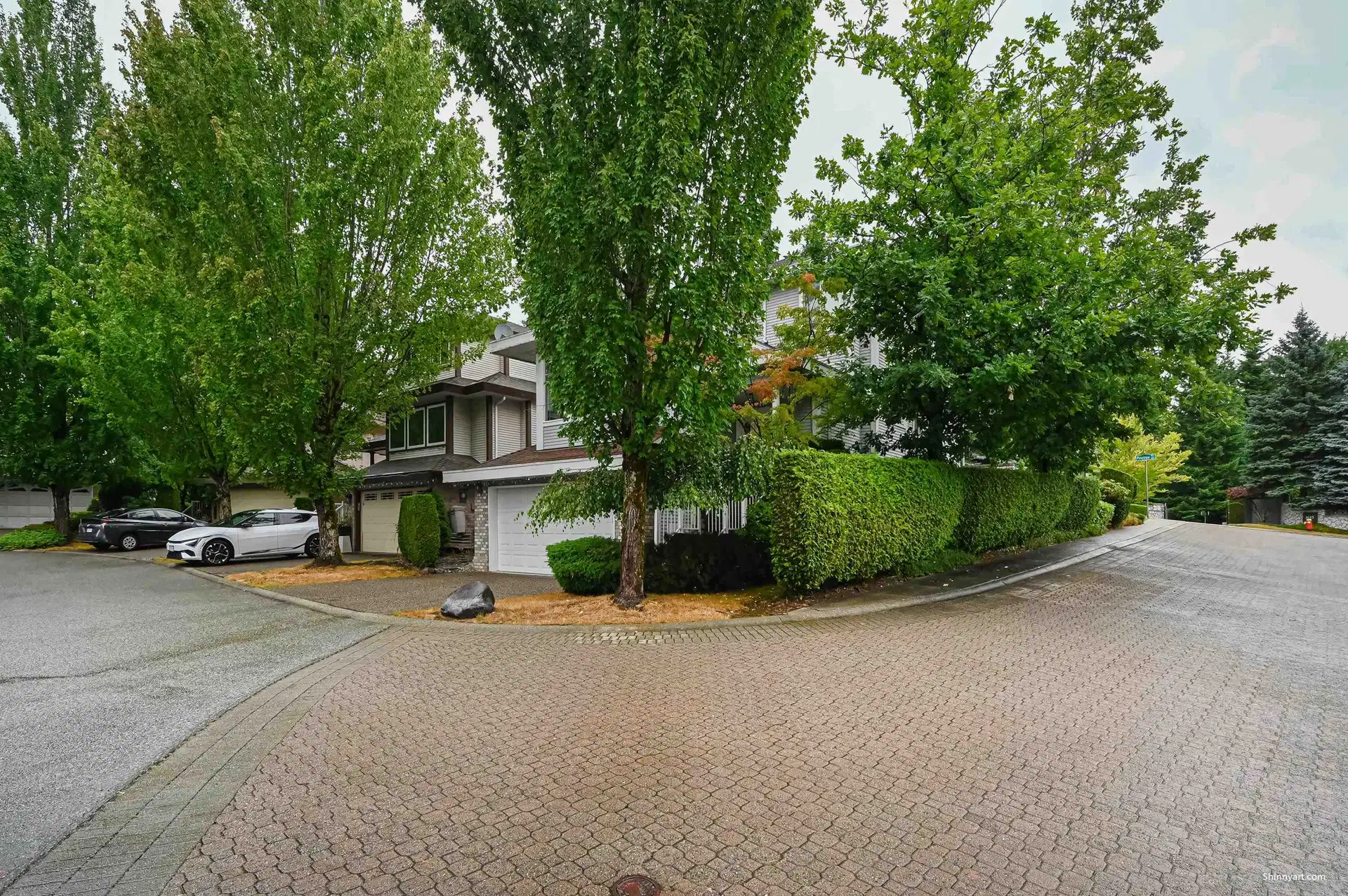 2995 Pinetree Close