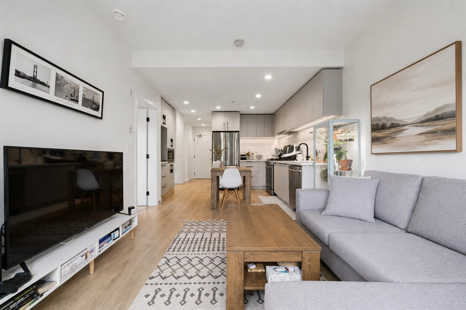 Photo 4 of 33 at #303 – 3038 St George Street