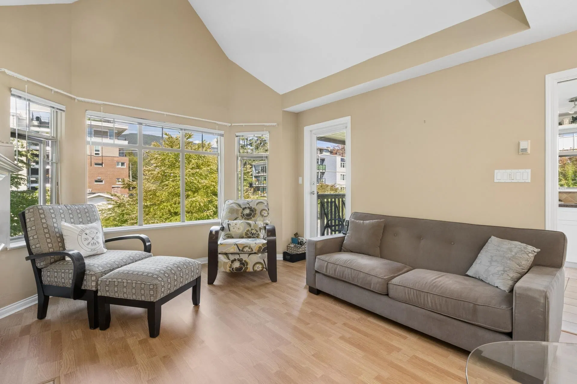 Photo 5 of 39 at #505 – 2059 Chesterfield Avenue