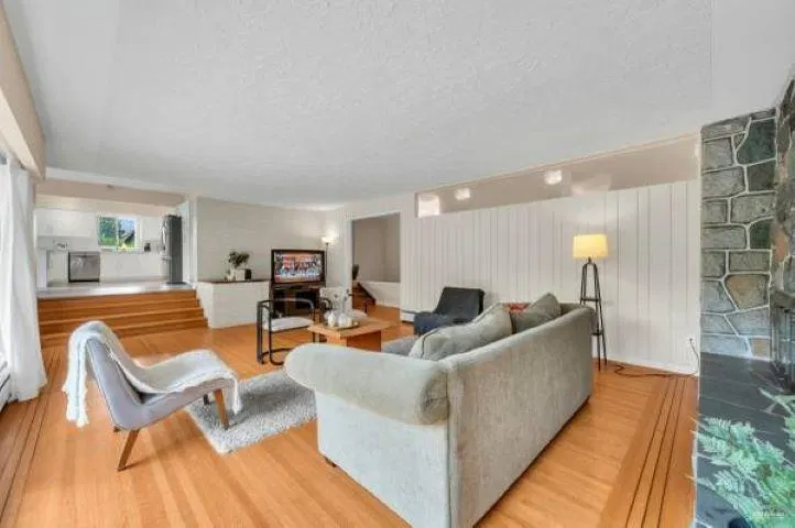Photo 3 of 14 at 1585 Taylor Way