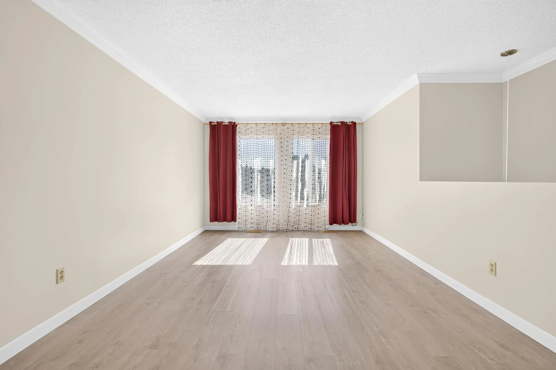 Photo 4 of 40 at 3167 Sechelt Drive