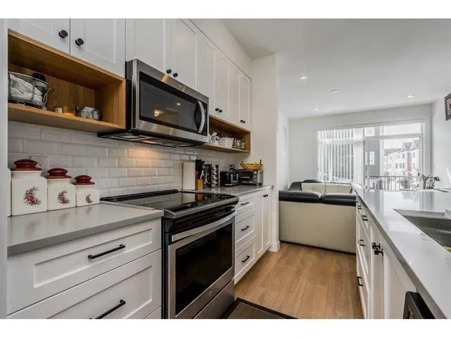 Photo 4 of 23 at #32 – 27735 Roundhouse Drive