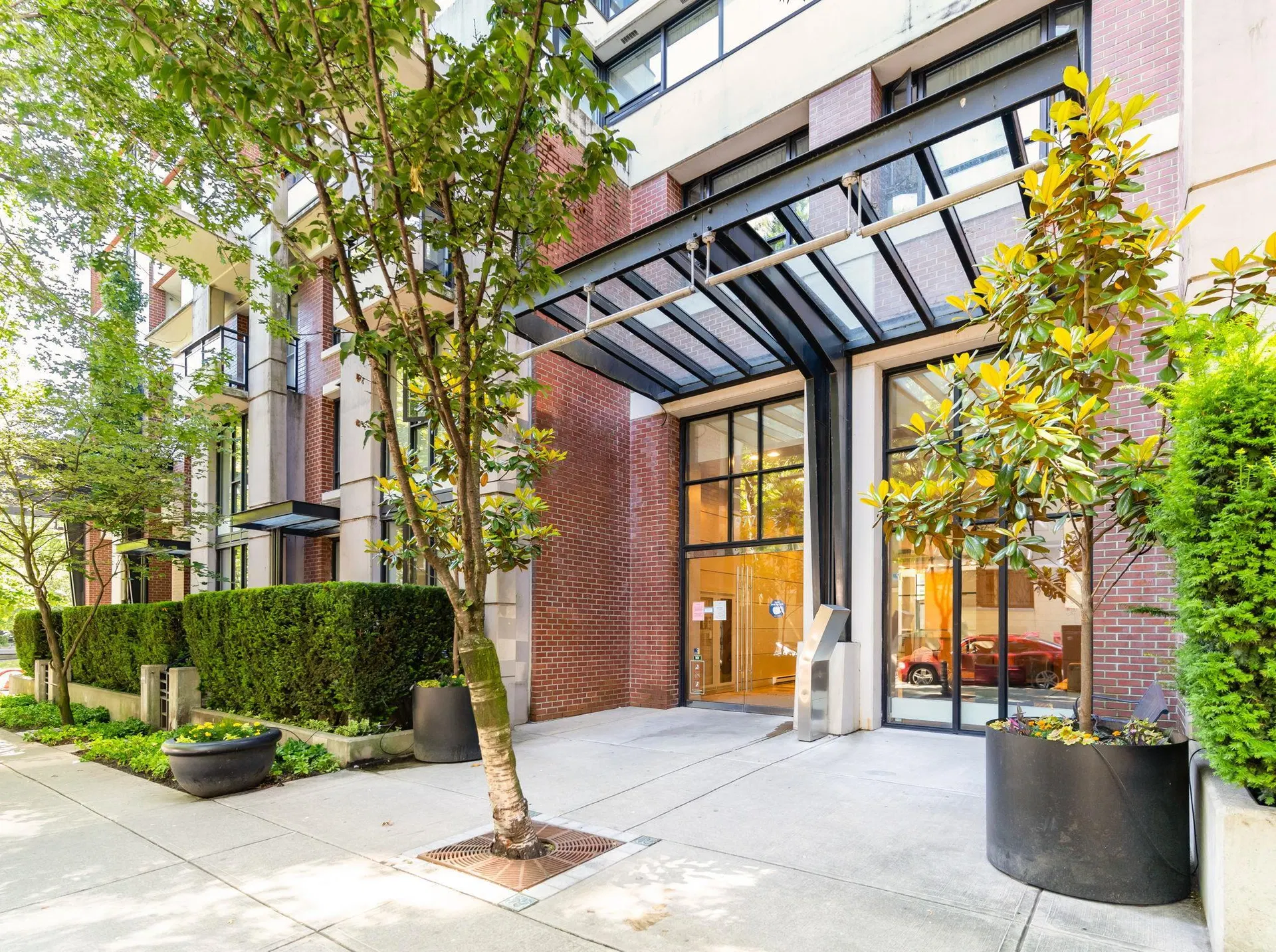 Photo 1 of 14 at #502 – 977 Mainland Street