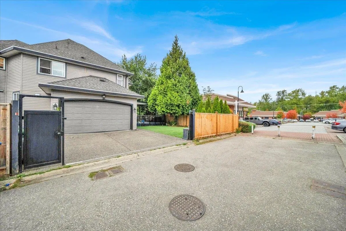 Photo 3 of 40 at 6358 167b Street